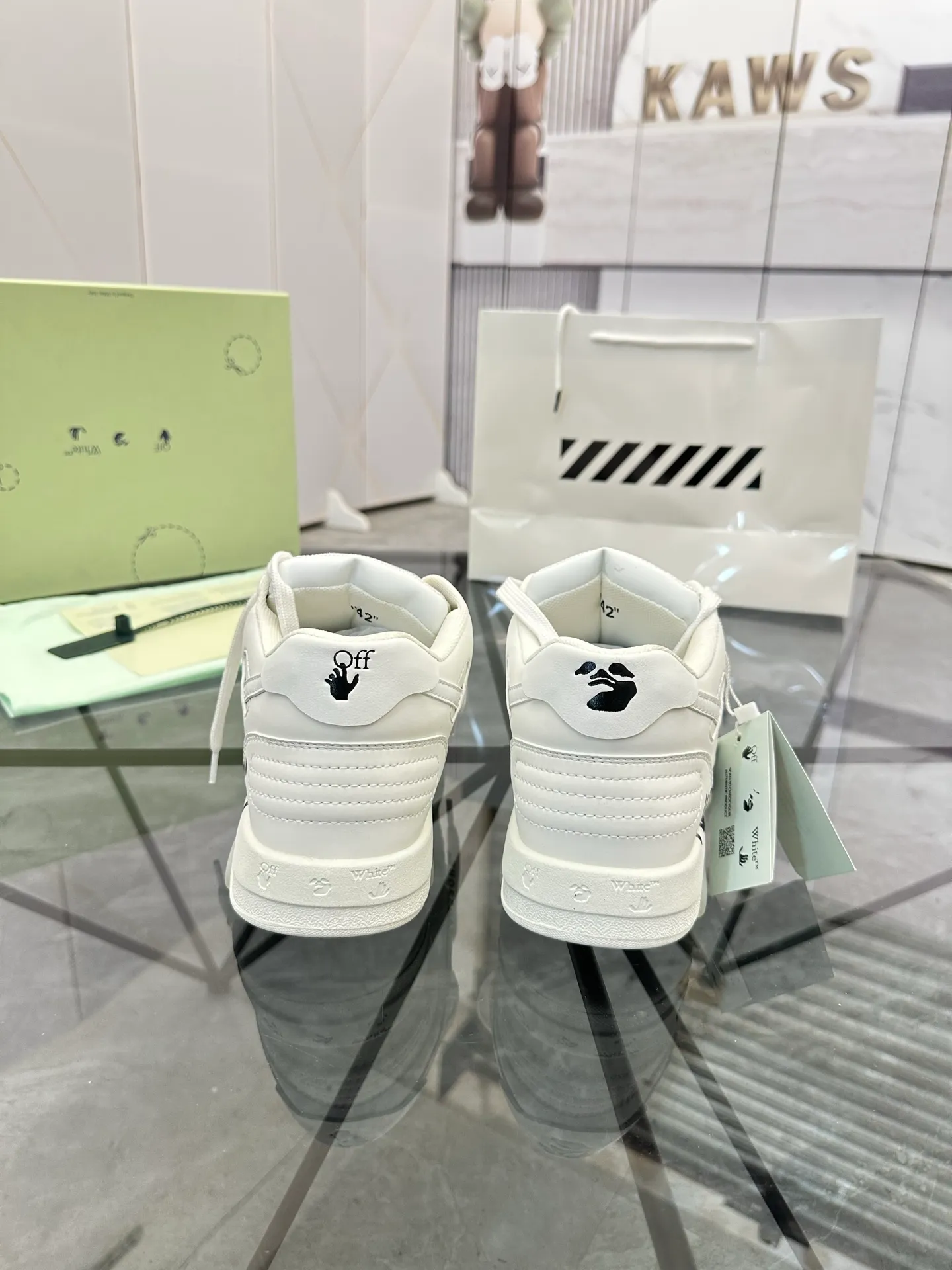Selling men's shoes 💰: 💰P600¥ High-end top quality (leather buckle plus 10) Product trademark: OFF WHITE * "OFF WHITE*" low-top casual shoes Regular size: 35-45 (can be customized to 46) Couple style Product material: imported first-layer cowhide leather upper, breathable lining, original outsole. No.: H203
